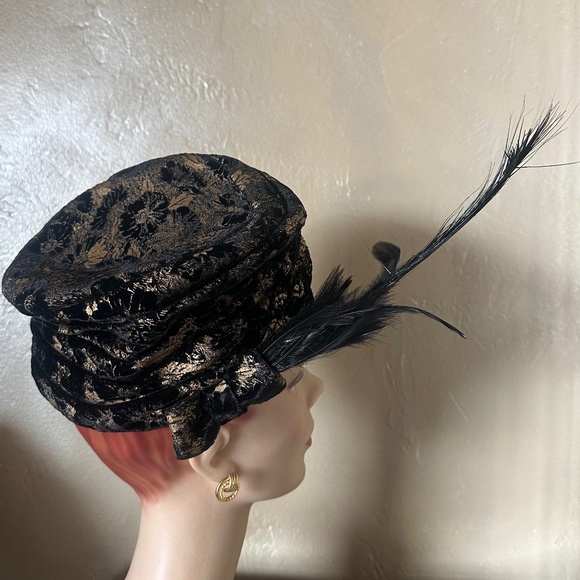 EYECATCHING DESIGNER 1960s\' BROCADE RETRO 1920s\' HAT + BLACK FEATHERS main image 9